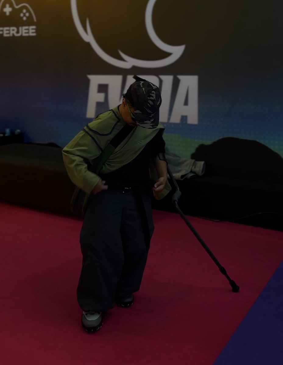 noooobzim's tweet image. 🍀
um dos outfits que mais gostei de montar!
perdi o óculos no mosh do @lptzlatanofc, mas isso é só detalhe
