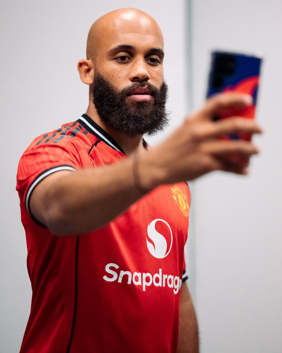 ManUtd_Es's tweet image. Sesión de fotos del nuevo refuerzo 🇨🇲📸