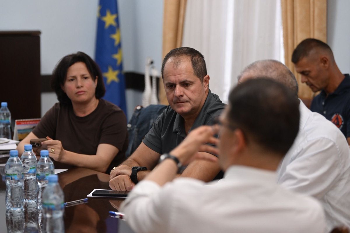 Në 📍Dibër, ku kemi mobilizuar forca shtesë në aksionet për shuarjen e zjarreve. Ndërhyrja nga ajri, nga forcat tona dhe ato italiane, ka mundësuar uljen e intensitetit të vatrave, veçanërisht në Lurë dhe në zonën e Zall Gjoçajt. Fatmirësisht nuk ka rrezik për zonat e banuara,