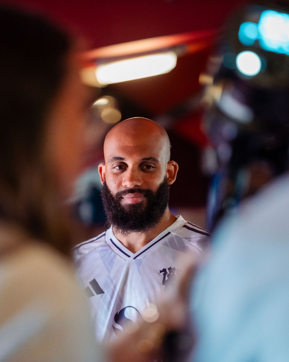 ManUtd_Es's tweet image. Sesión de fotos del nuevo refuerzo 🇨🇲📸