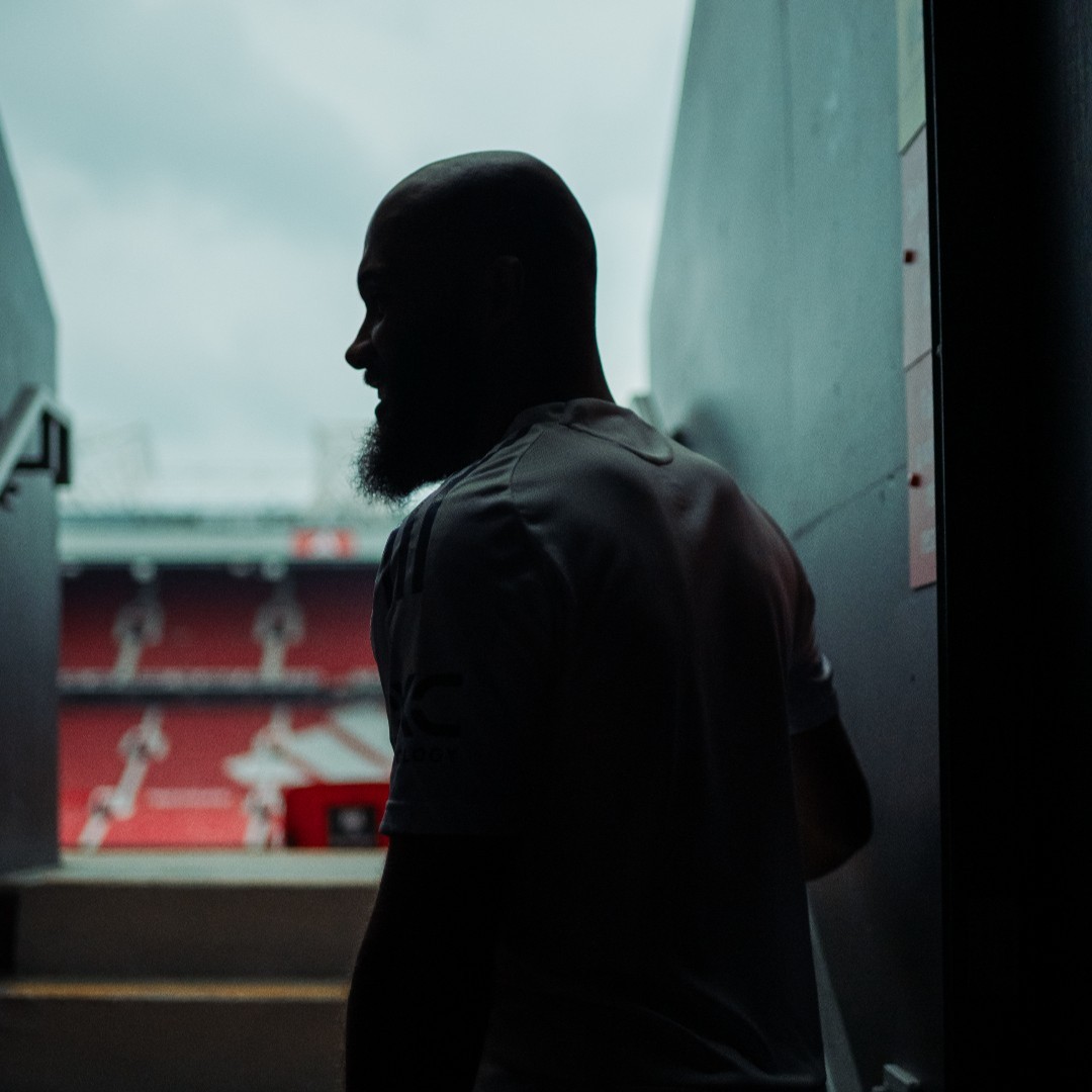 ManUtd_Es's tweet image. Sesión de fotos del nuevo refuerzo 🇨🇲📸