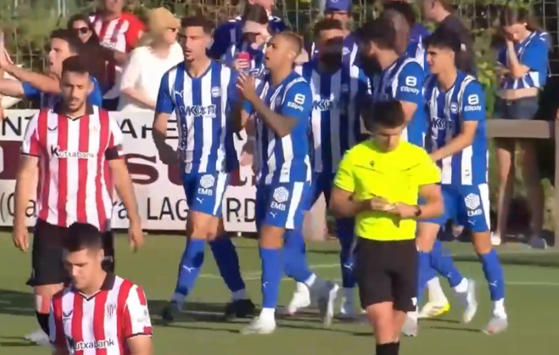 Mariano Díaz ha jugado sus primeros minutos con el Deportivo Alavés sin tener contrato.

Ha pasado de estar siete años cobrando sin jugar a jugar sin cobrar.

Honor.