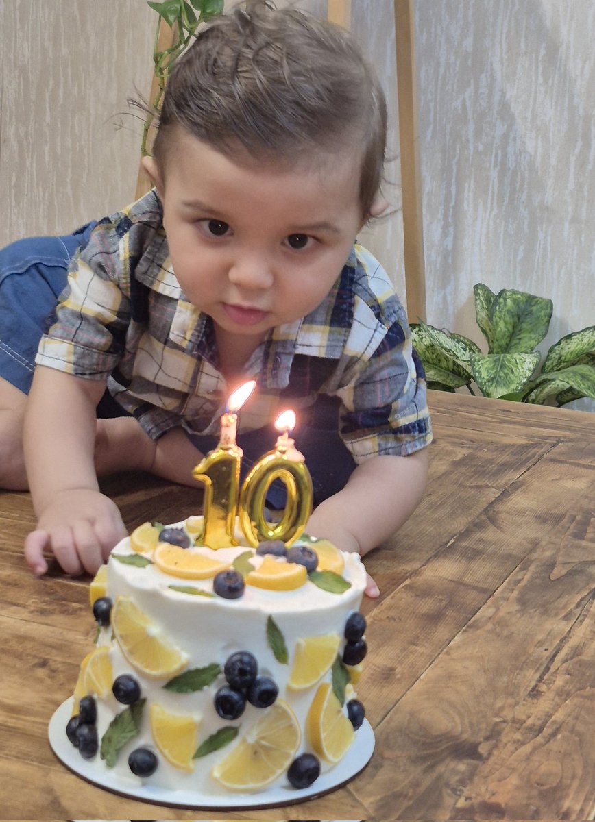 afikhanoom's tweet image. تیر
تولد بود
جوجه ده ماهه شد 
رفیق از فرنگ اومد
برق رفت اونم چند بار