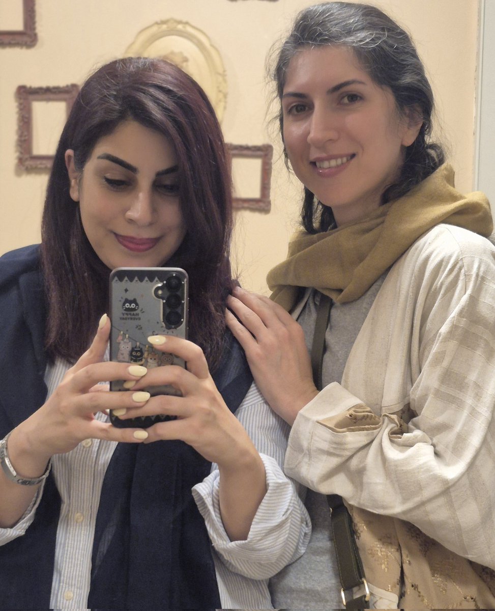 afikhanoom's tweet image. تیر
تولد بود
جوجه ده ماهه شد 
رفیق از فرنگ اومد
برق رفت اونم چند بار