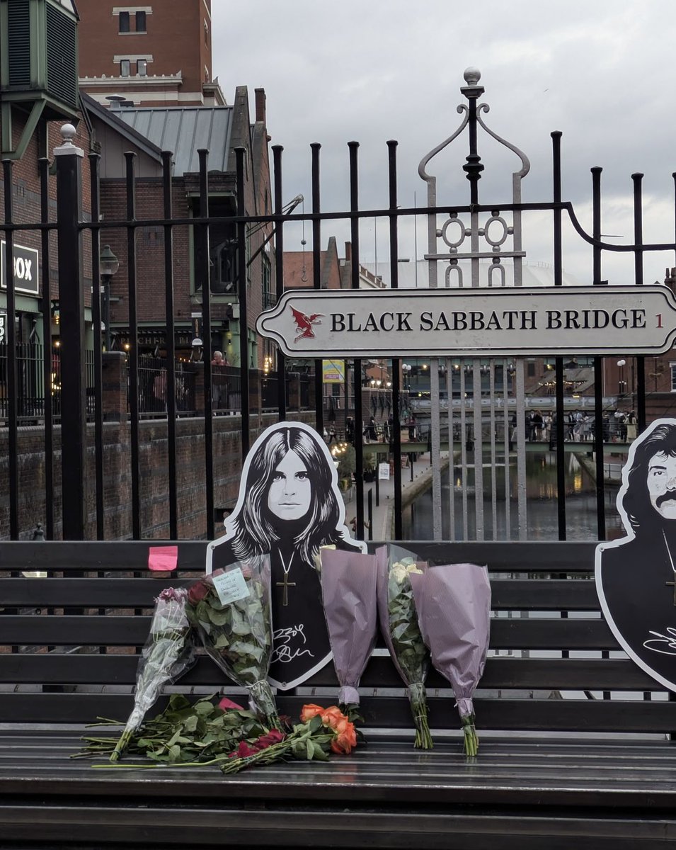 Indie5051's tweet photo. Así luce el puente de Birmingham en Londres, la gente comienza a homenajear a Ozzy Osbourne, en el que fue su lugar de nacimiento https://t.co/2er6Cx5p6k