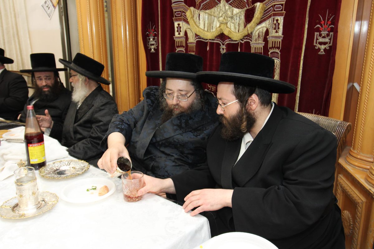 moshe_nayes's tweet image. אחים גם יחד: בהילולת רבי סיני מז'מיגראד, חילק הרבי מצאנז ז'מיגראד יין גם לאחיו (צילום: איתי קצב)