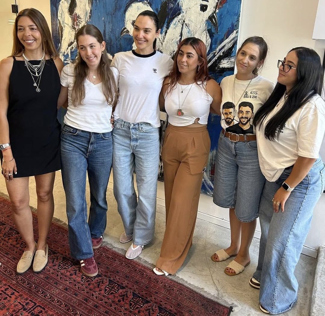 InbarCohen13's tweet image. Gal Gadot met today with former hostages Doron Steinbrecher, Naama Levy, Liri Albag, Moran Stela Yanai, and Ilana Gritzewsky ๐ซถ
Gal: โYou are amazing, every single one of you. I canโt believe how you did it. And you did it. And youโre here. And you keep going, and you pushโฆ