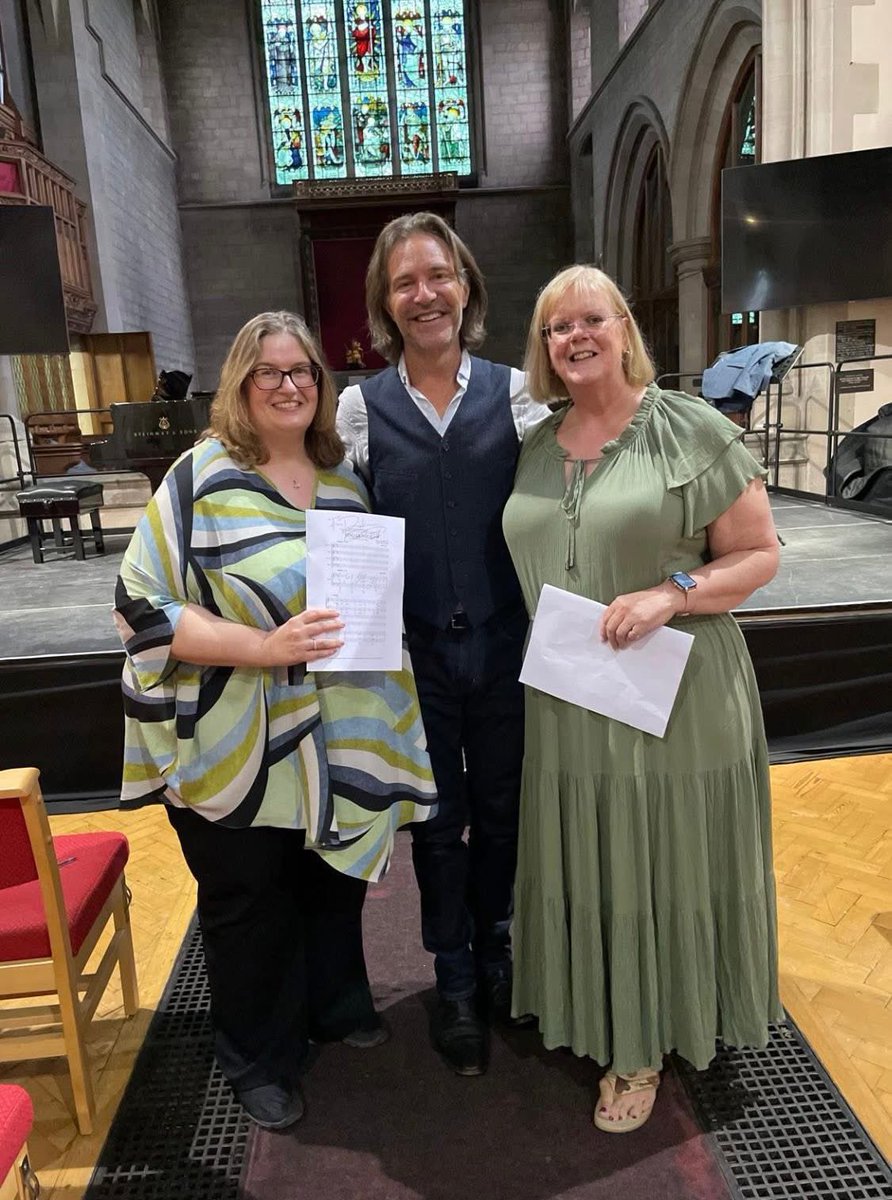 Yorksphilchoir's tweet image. Several YPC members have had a wonderful evening in Malton with @EricWhitacre today in his workshop as part of the Rydale Festival.
Diane & Elaine were lucky to meet Eric afterwards. Wendy, Viv, Jess & Deborah also took part & really enjoyed singing Seal Lullaby & Sing Gently.🎶