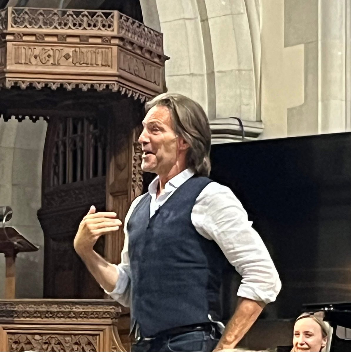 Yorksphilchoir's tweet image. Several YPC members have had a wonderful evening in Malton with @EricWhitacre today in his workshop as part of the Rydale Festival.
Diane & Elaine were lucky to meet Eric afterwards. Wendy, Viv, Jess & Deborah also took part & really enjoyed singing Seal Lullaby & Sing Gently.🎶