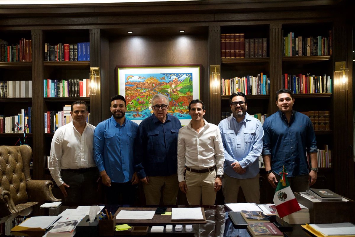 rochamoya_'s tweet image. Impulsar el talento sinaloense en el deporte es invertir en salud, unión y oportunidades.
Con @Claudiashein, CONADE y @Rommel_Pacheco, fortaleceremos estrategias y mejoraremos espacios deportivos a todo Sinaloa.
#TalentoSinaloense #DeporteParaElFuturo