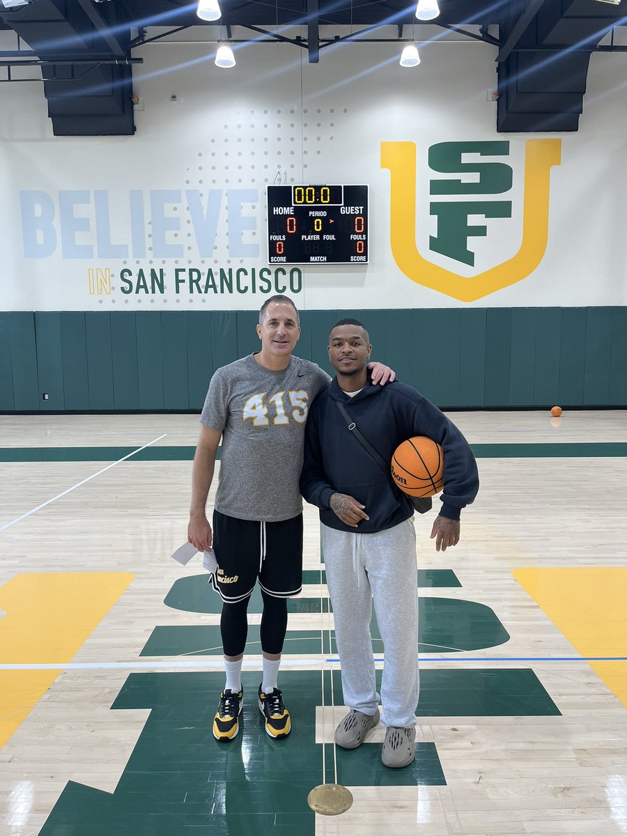 USFDonsMBB's tweet image. Bazzy in the building ⭐️
Great to have Dons legend @Khalilshabazz0 swing by practice today!
#USFDons | #WCChoops