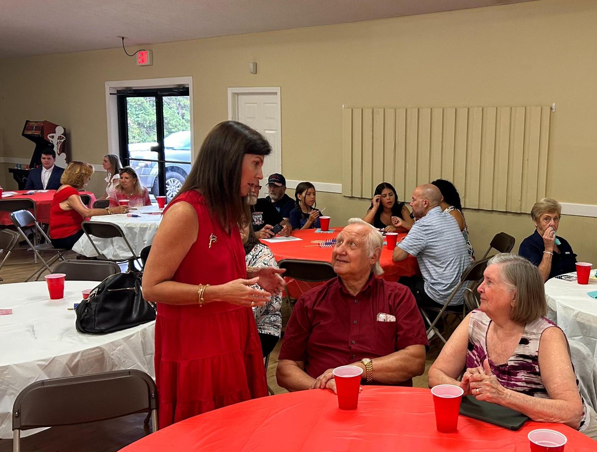 PamelaEvette's tweet image. Enjoyed visiting with the Anderson County GOP - a great group of conservatives who are committed to keeping Anderson County and our state red. Together, we will continue to defend our values, stand with President Trump, and Keep South Carolina Great.
#KeepSCGreat #TeamEvette