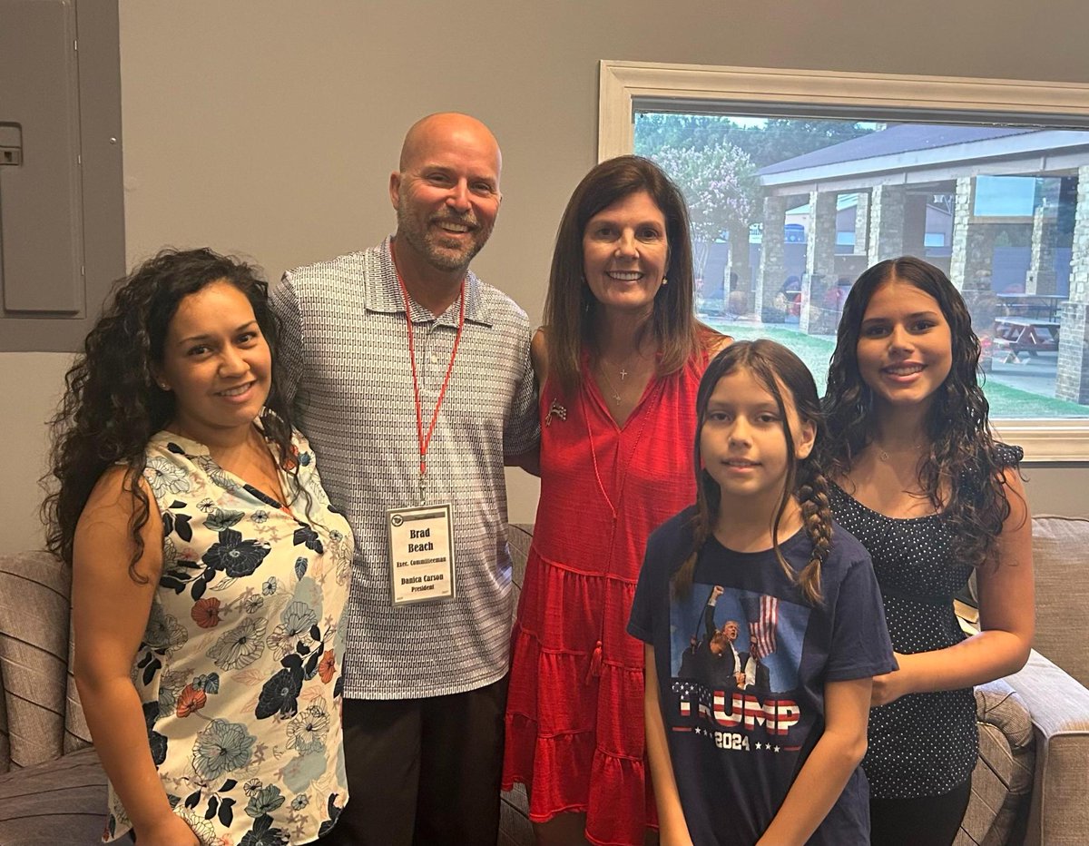PamelaEvette's tweet image. Enjoyed visiting with the Anderson County GOP - a great group of conservatives who are committed to keeping Anderson County and our state red. Together, we will continue to defend our values, stand with President Trump, and Keep South Carolina Great.
#KeepSCGreat #TeamEvette