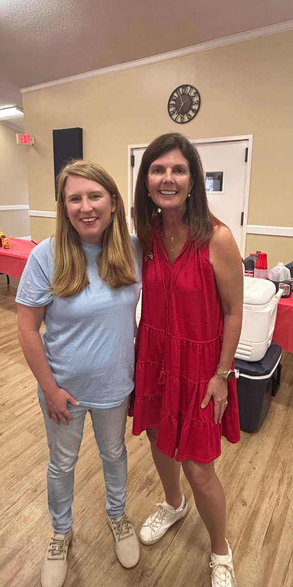 PamelaEvette's tweet image. Enjoyed visiting with the Anderson County GOP - a great group of conservatives who are committed to keeping Anderson County and our state red. Together, we will continue to defend our values, stand with President Trump, and Keep South Carolina Great.
#KeepSCGreat #TeamEvette