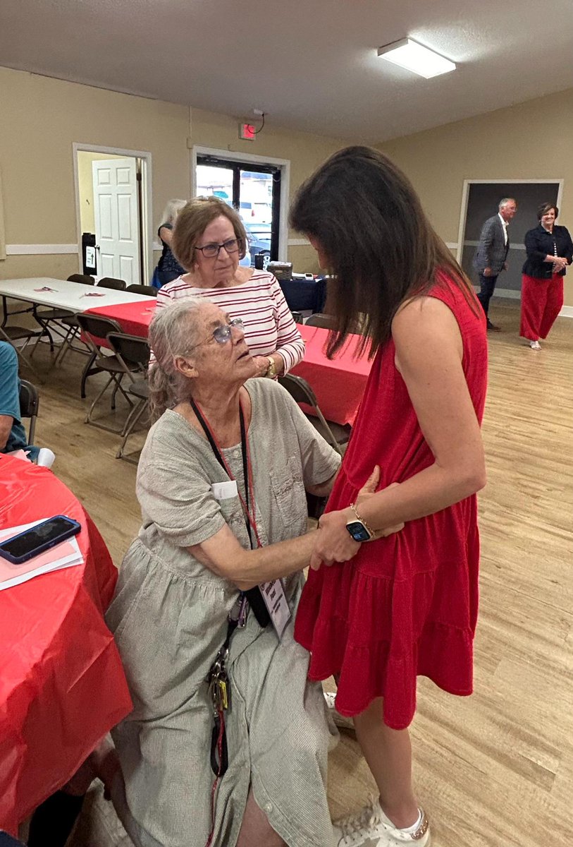 PamelaEvette's tweet image. Enjoyed visiting with the Anderson County GOP - a great group of conservatives who are committed to keeping Anderson County and our state red. Together, we will continue to defend our values, stand with President Trump, and Keep South Carolina Great.
#KeepSCGreat #TeamEvette