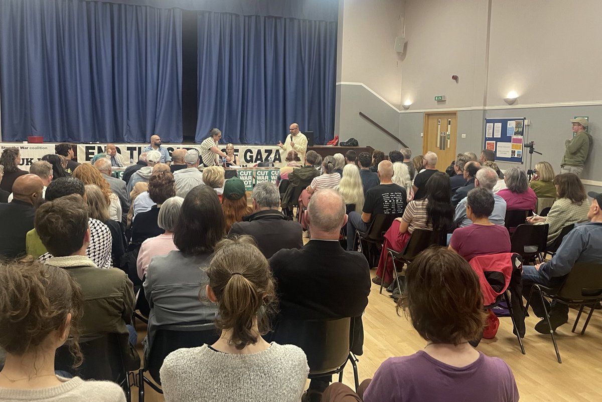 stwscotland's tweet image. A full house in Glasgow tonight with Holocaust survivor Stephen Kapos, veteran of the SA Apartheid movement @andrewfeinstein
And STW speakers @Jonathon_Shafi @SophieJayJoe
We said
Defend the Right to Protest
Welfare Not Warfare
Free Palestine 🇵🇸!