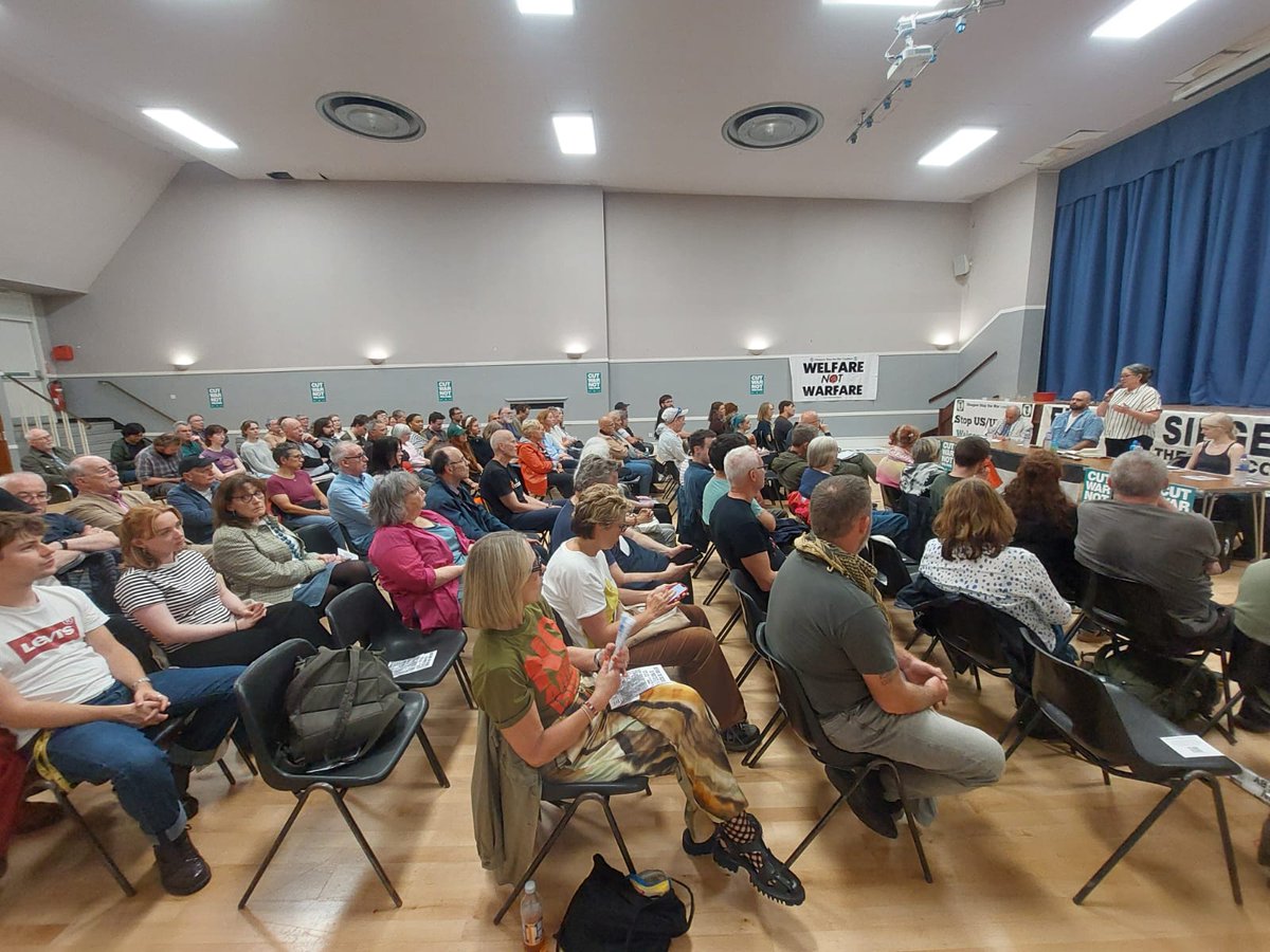 stwscotland's tweet image. A full house in Glasgow tonight with Holocaust survivor Stephen Kapos, veteran of the SA Apartheid movement @andrewfeinstein
And STW speakers @Jonathon_Shafi @SophieJayJoe
We said
Defend the Right to Protest
Welfare Not Warfare
Free Palestine 🇵🇸!