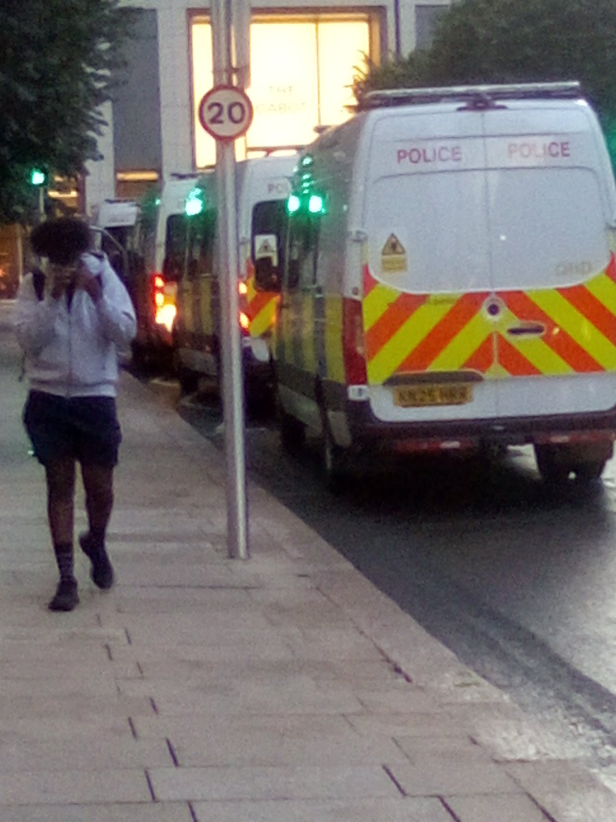 StanFranks3's tweet image. Lots of police at Cabot Sq Canary Wharf tonight as I left work. Bell Hotel Ilegals moving in a hotel near there ?