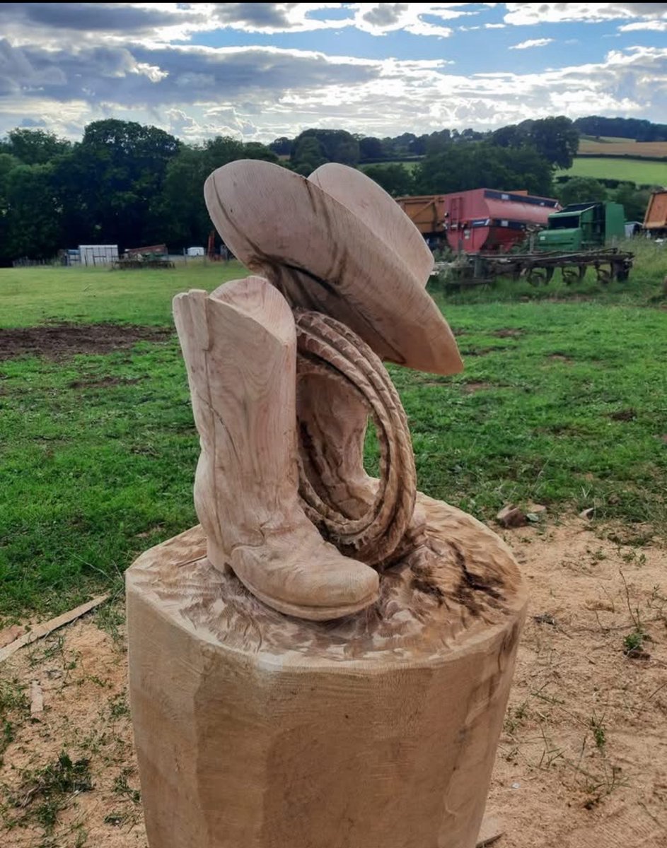 wrwassociation's tweet image. Very nice turned piece, huge chainsaw’n sawn toothless the dragon upscaled accurately then the excellent carved hat, lasso & boots from the front and back