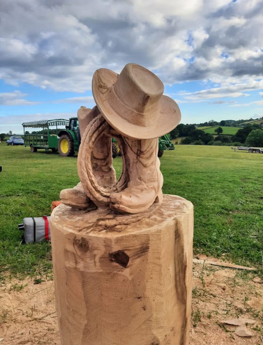 wrwassociation's tweet image. Very nice turned piece, huge chainsaw’n sawn toothless the dragon upscaled accurately then the excellent carved hat, lasso & boots from the front and back
