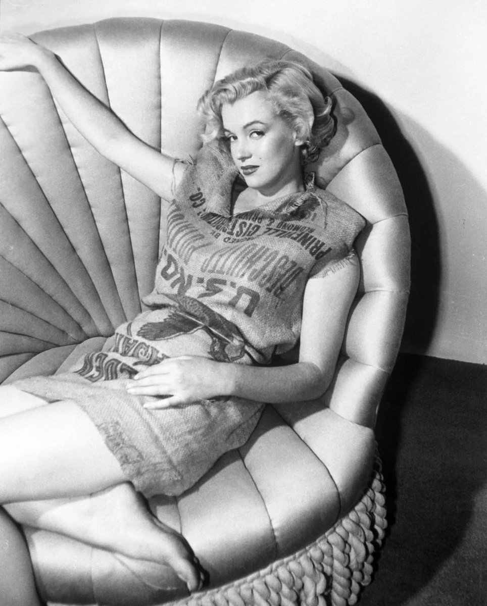 HistoryUnd's tweet image. When a catty newspaper columnist supposedly said Marilyn Monroe would be better off wearing a potato sack, she did just that, 1951
