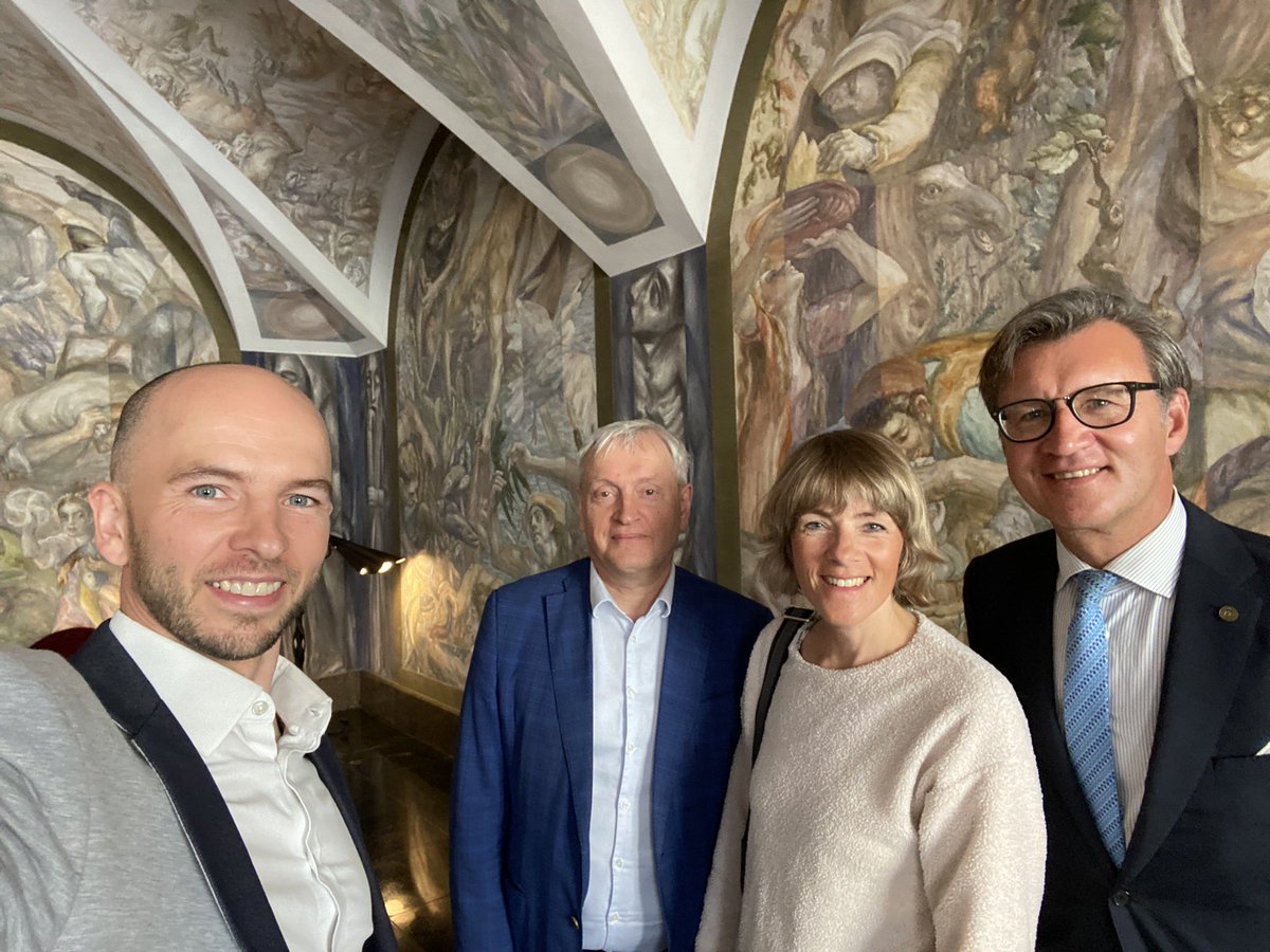 varvuolis's tweet image. Getting ready for a new mission also implies a great deal of meetings in your own capital, before departure. These conversations with professionals & true leaders of their respective activities also help to grasp the impressive breadth & potential of bilat relations between 🇱🇹&🇺🇸