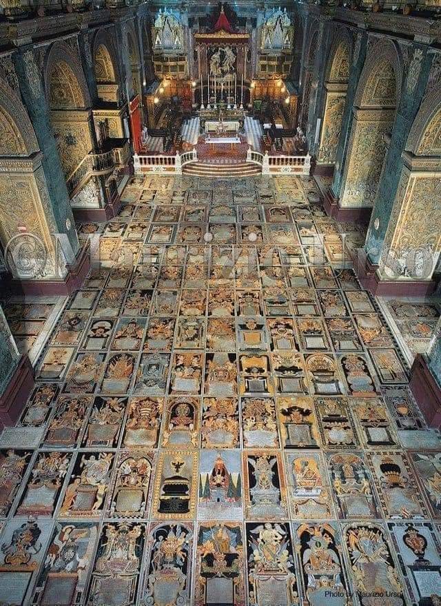 BiancoDavinci's tweet image. This floor contains 400 tombs of the great Knights of Malta, decorated with polychrome marble and bearing the knights' emblems. Cathedral of St. John the Baptist, Valletta (1608 AD).