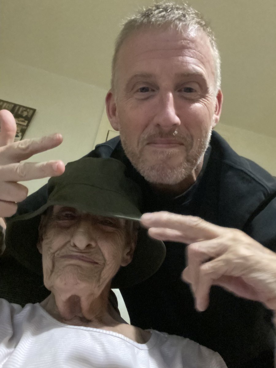 Farmer_Boycie's tweet image. Oasis vibes in the area 🎶🎶🎶❤️ Happy Tuesday from myself & mother.