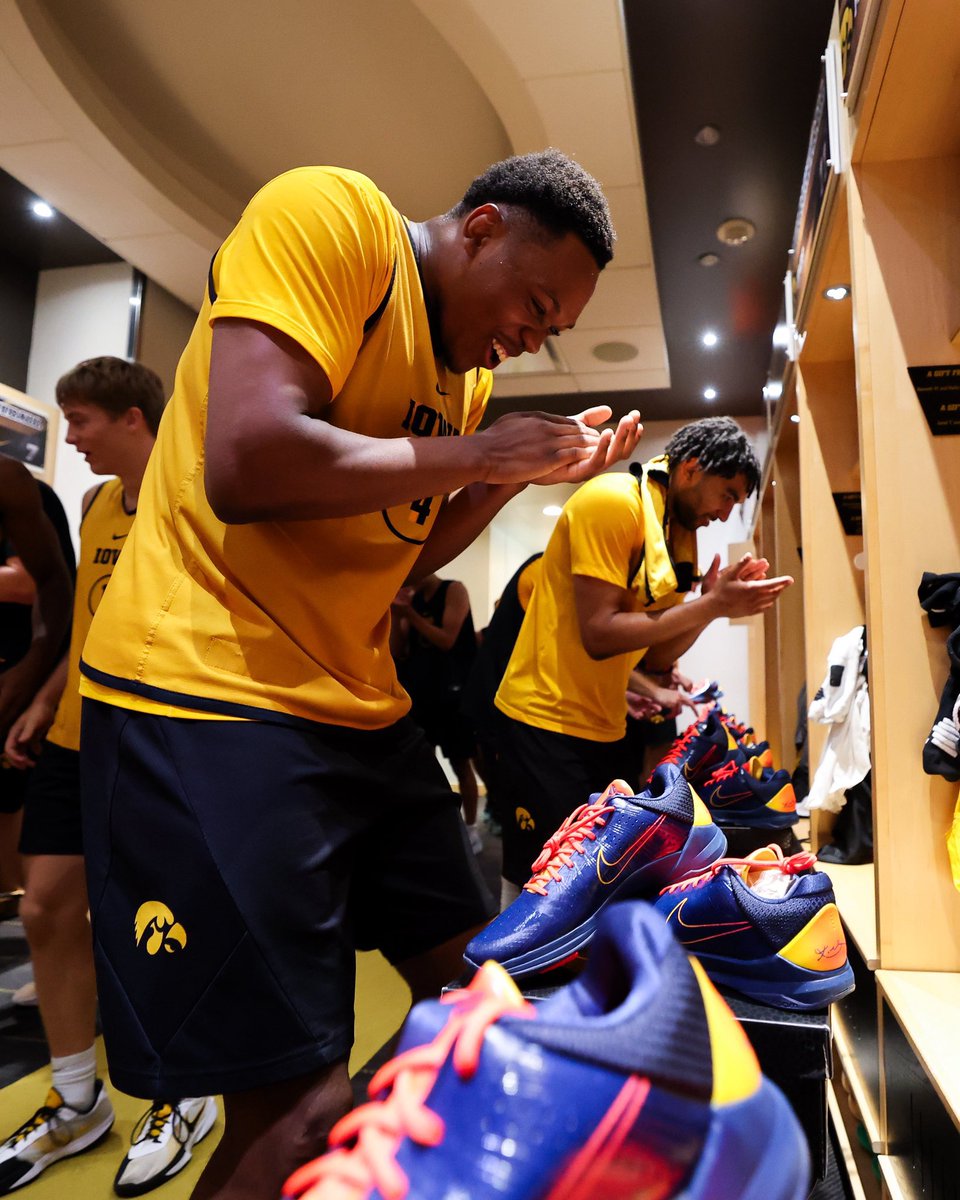CClarkReport's tweet image. Caitlin Clark hooked up all the Iowa men’s and women’s basketball player with her new Kobe PE 🔥🔥🔥