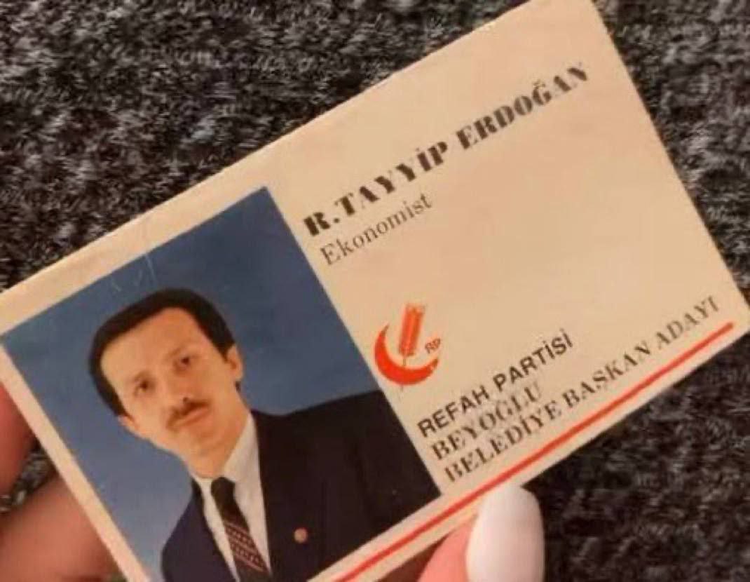 SprinterObserve's tweet image. The first business card of the young Erdogan, in which he calls himself an economist. Under his presidency, Turkish citizens have been living with dizzying inflation for more than three years. Currently, the key interest rate of the Central Bank of Turkey is 46%, and inflation is…