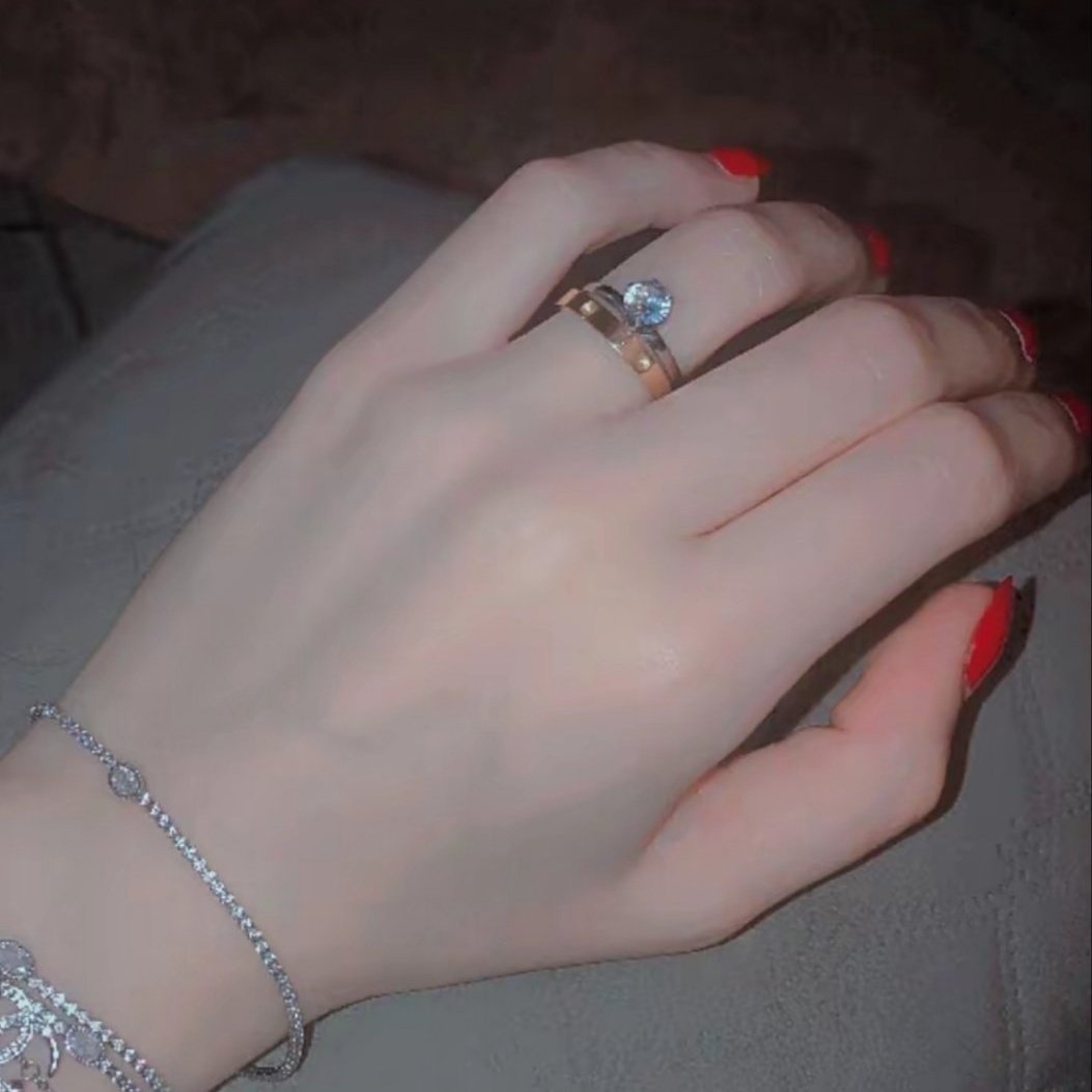 آمـنه عليكمـ لومـآ بــعضـ آلبــنت تج ـي تصـور يدهآ  ليشـ آنعرفهآ مـن يدهآ آو هي ح ـيوآن