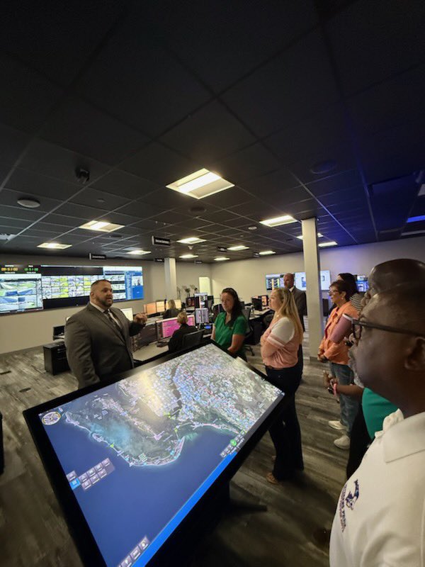 LeeSchools's tweet image. Nothing is more important than the safety of our students and staff.
Thanks to the Lee County Sheriff’s Office for hosting our East Zone principals in the Real Time Intelligence Center and demonstrating the tools of the
School Threat Enforcement Team.
#LoveLeeSchools