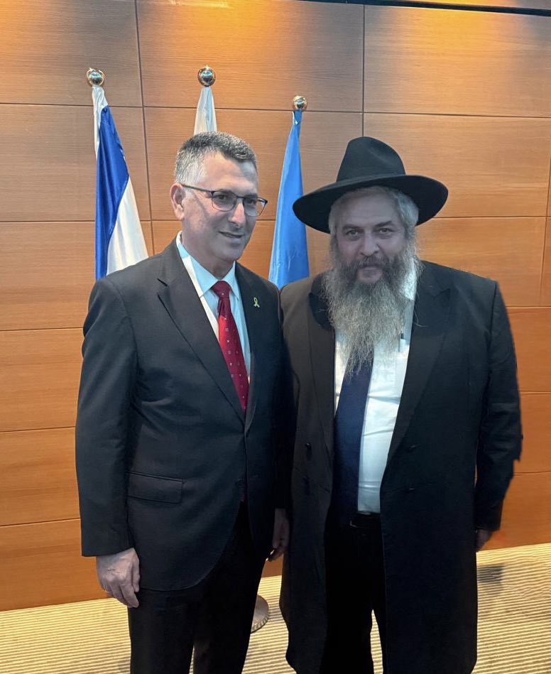 RabbiUkraine's tweet image. Today I had the honor of welcoming the Minister of Foreign Affairs of the State of Israel, Gedeon Saar, who arrived in Ukraine on a official visit
At a meeting with representatives of the Jewish community of Ukraine, I delivered an address in which I thanked the State of Israel…
