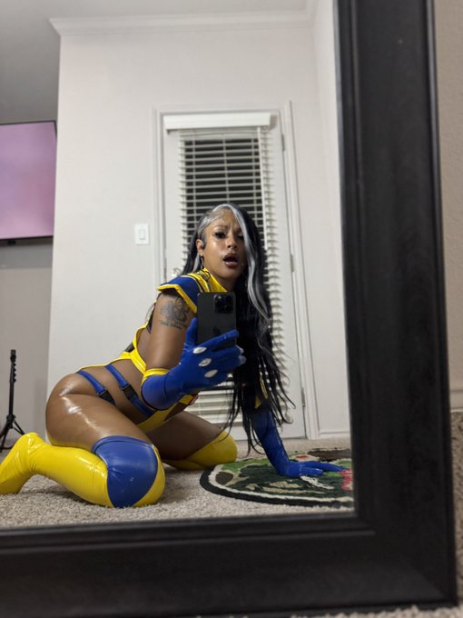 Watch Crreamy 🥛's leaked NSFW photo on TwXstars