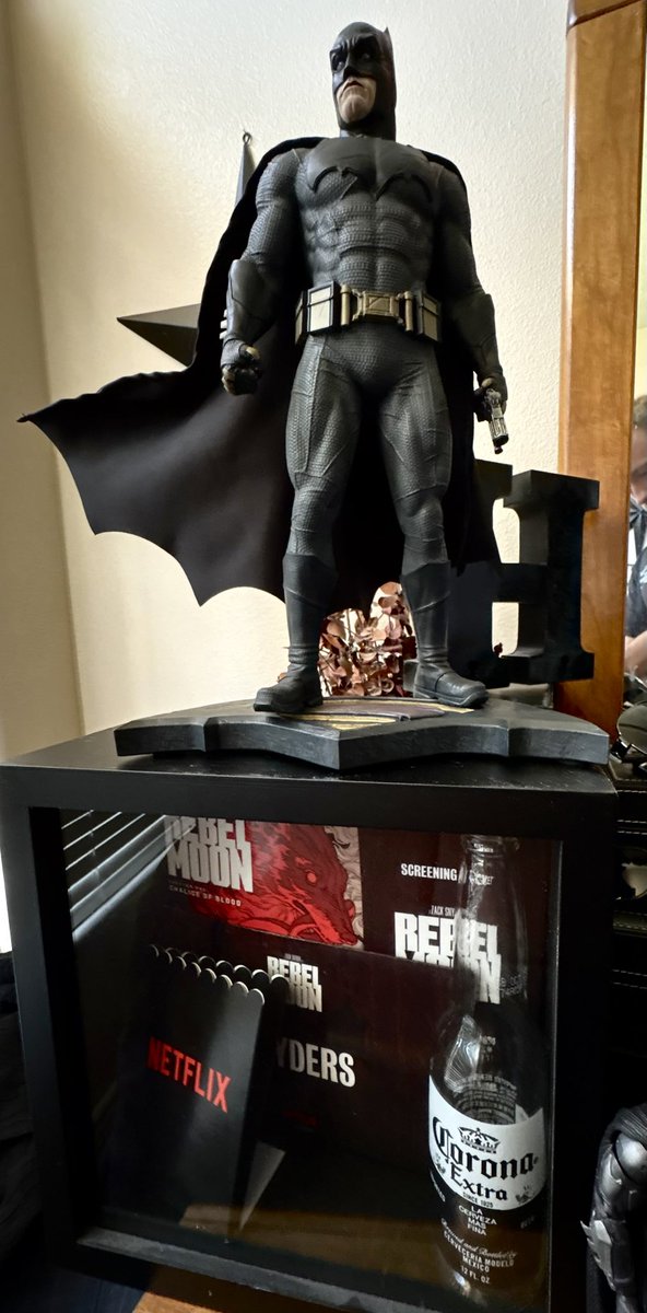 Haydenbarton_39's tweet image. Packaged secured! HUGE thank you to the fellas over at @TheLethalGeeks for the BvS statue! Can’t believe how amazing this thing looks. Happy to have it in my collection with such a cool story/experience behind it. He’ll forever be guarding over the beer I had with @ZackSnyder