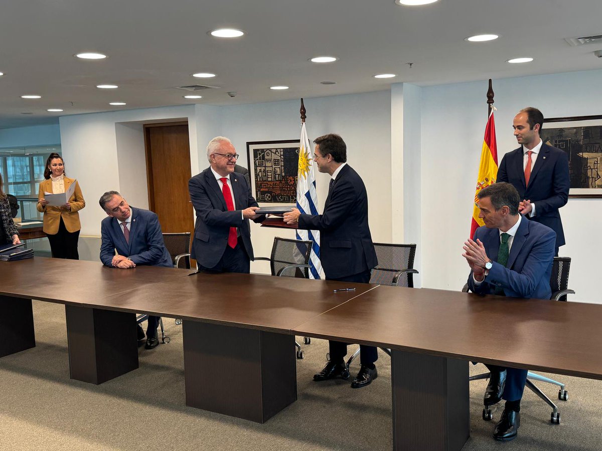 🤝 Con este acuerdo, reafirmamos nuestro compromiso con una cooperación moderna, horizontal y transformadora, orientada a construir un futuro más justo, inclusivo y sostenible.

#AlianzaPaís #UruguayEspaña #CooperaciónInternacional #DesarrolloSostenible #BienesPúblicosGlobales
