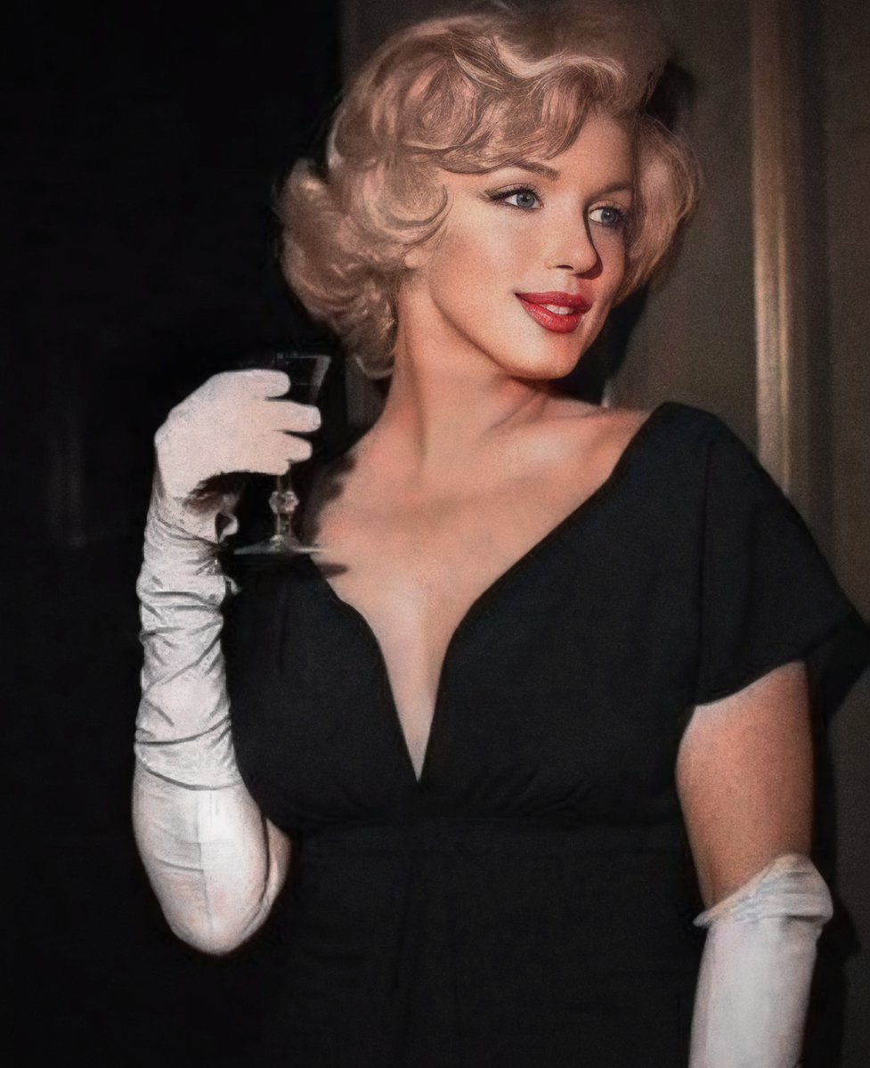 MarilynDiary's tweet image. Marilyn Monroe at the press conference announcing the start of production for "Some Like it Hot," 1958.