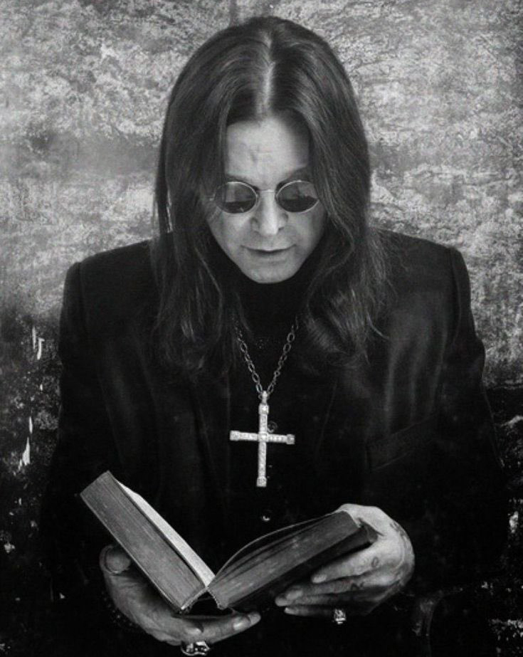 EsPopEdiciones's tweet image. "La gente pregunta: si pudieras revivirlo todo, sabiendo lo que ahora sabes, ¿cambiarías algo? Y yo: joder, no. Si hubiera estado sobrio no sería Ozzy. Si hubiera hecho cosas normales y sensatas no sería Ozzy. Mira, si todo acaba mañana, no me puedo quejar". RIP John Osbourne. 😢