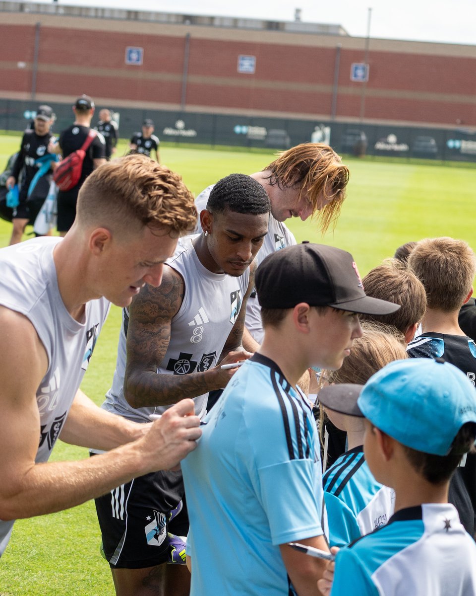 MNUFC's tweet image. Loons fly together 💙
Had some fans stop by today's training session