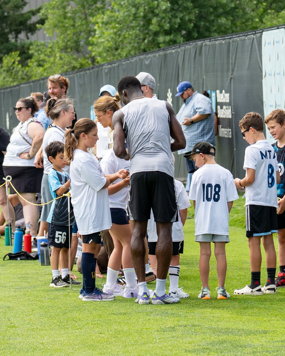 MNUFC's tweet image. Loons fly together 💙
Had some fans stop by today's training session