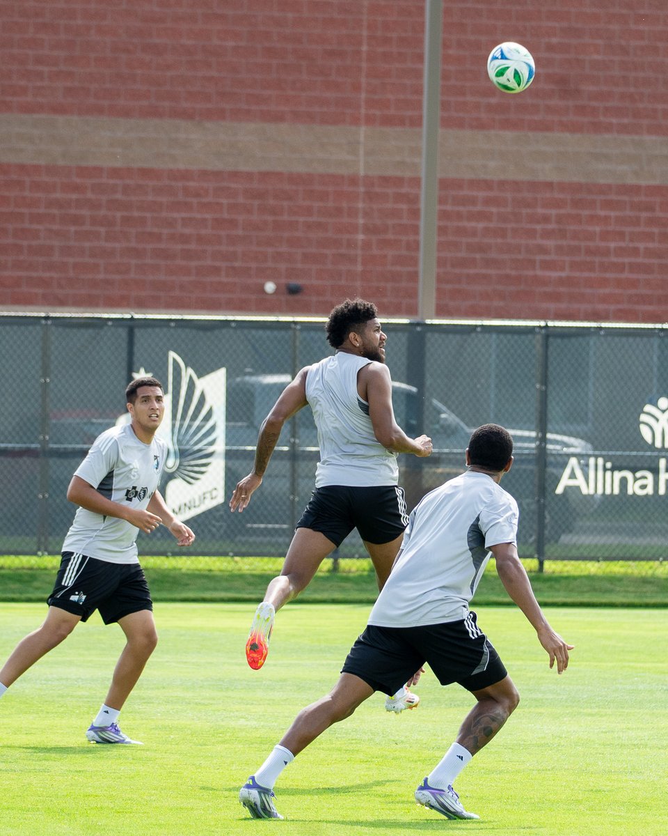 MNUFC's tweet image. Loons fly together 💙
Had some fans stop by today's training session