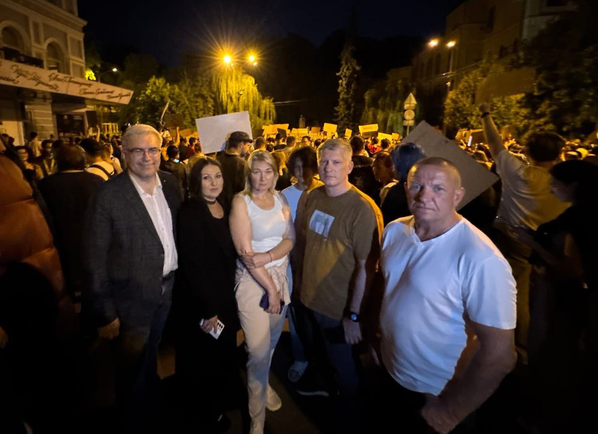 IrynaGerashche2's tweet image. Атмосфера біля театру Франка. Небайдужі кияни і купа молоді. Прям депутатський прийом на свіжому повітрі, багато запитань про роботу ВР, чому вона і досі закрита для суспільства. Підтримують «ЄС», що голосували проти закону про знищення антикорупційних органів. В суспільстві…