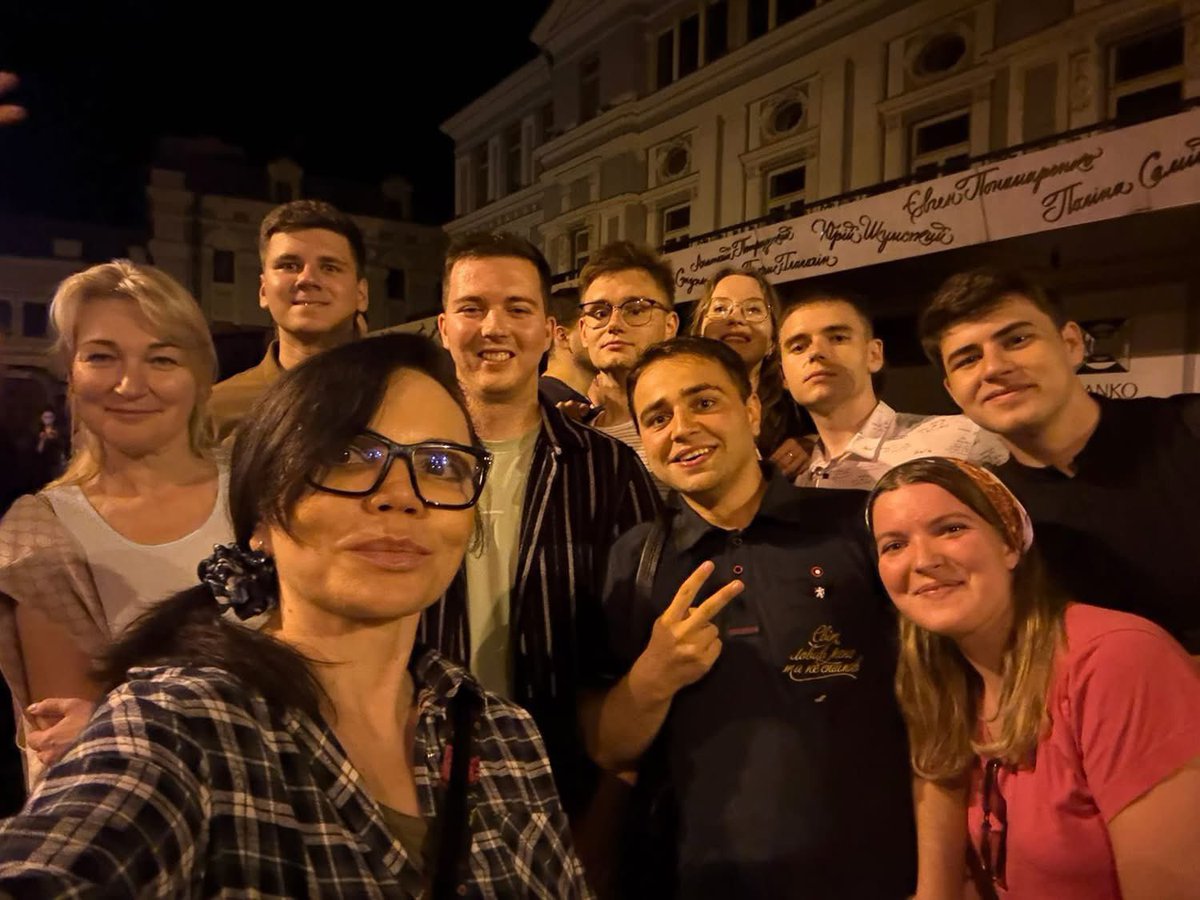 IrynaGerashche2's tweet image. Атмосфера біля театру Франка. Небайдужі кияни і купа молоді. Прям депутатський прийом на свіжому повітрі, багато запитань про роботу ВР, чому вона і досі закрита для суспільства. Підтримують «ЄС», що голосували проти закону про знищення антикорупційних органів. В суспільстві…