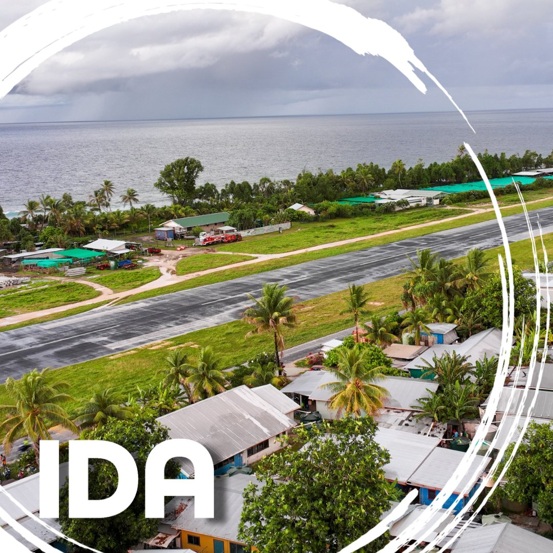 WBG_IDA's tweet image. Built on a narrow atoll, Funafuti Airport is Tuvalu’s🇹🇻 only air link to the outside world.✈️
With @WBG_IDA support, its runway has been rebuilt using porous asphalt to withstand tidal pressure and underground water movement.
wrld.bg/ZwNY50WtiSk
#IDAworks