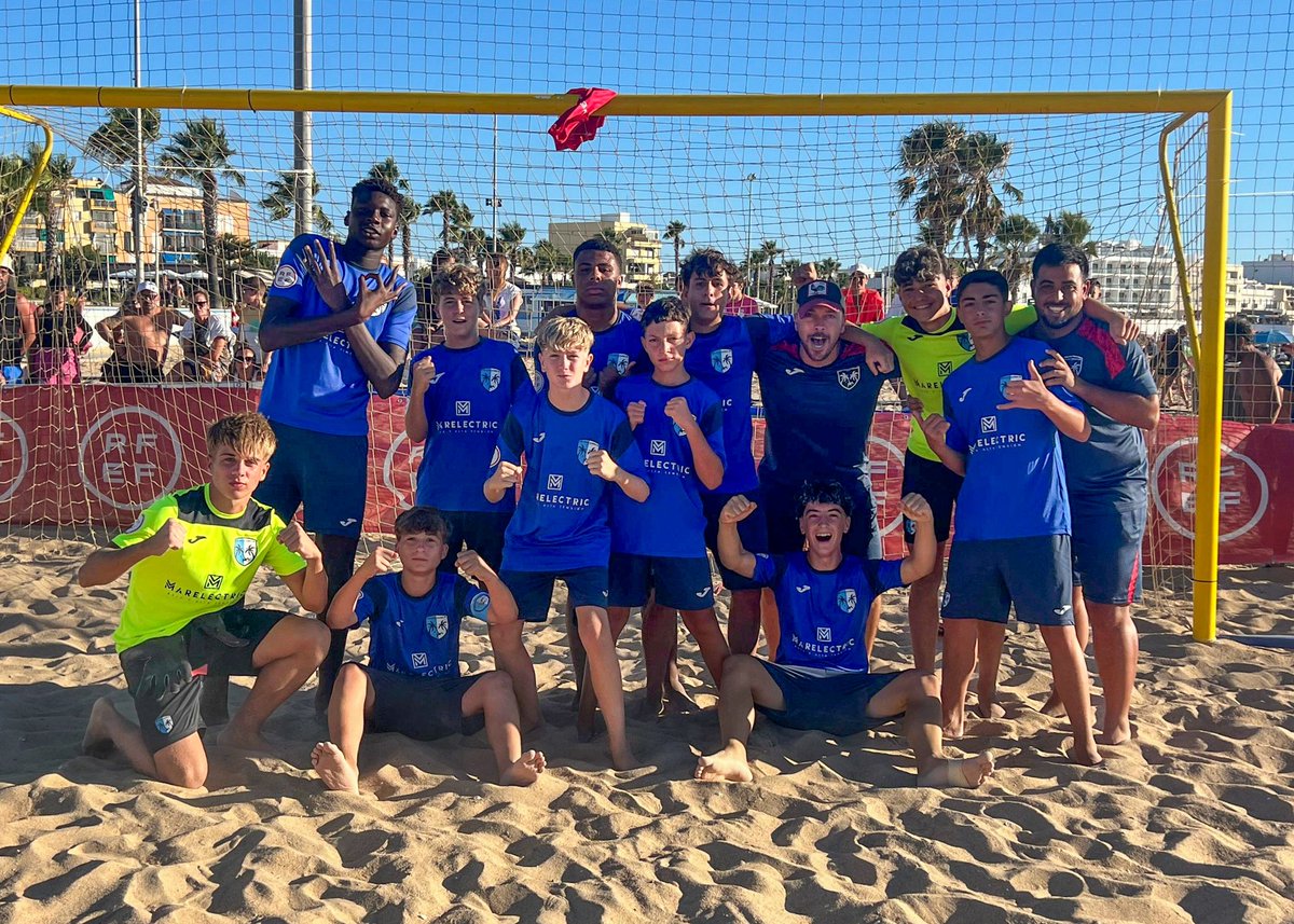 FutbolPlayaRFEF's tweet photo. 📣 ¡Tenemos finalistas en los Campeonatos de Clubes Base!

✅️ Infantil masculino

🆚️ Los Alcázares - Enpie Málaga

📅 23/07 - 10:00 h.

📺 EN DIRECTO: https://t.co/kS2egXjsDZ

#FútbolPlayaRFEF