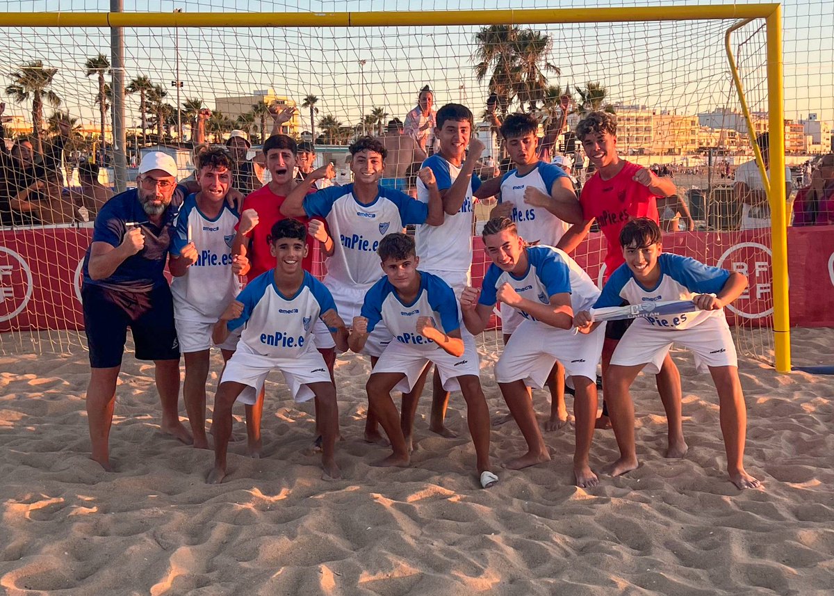 FutbolPlayaRFEF's tweet photo. 📣 ¡Tenemos finalistas en los Campeonatos de Clubes Base!

✅️ Infantil masculino

🆚️ Los Alcázares - Enpie Málaga

📅 23/07 - 10:00 h.

📺 EN DIRECTO: https://t.co/kS2egXjsDZ

#FútbolPlayaRFEF