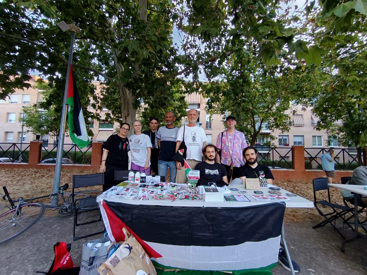 DonyaInGaza's tweet image. They are Fairouz, Nancy, Rubén, Mohannad, Peter and three students from the "Juventud por Palestina" group.
In this picture, they are trying to sell my book, "Pieces," in Córdoba. I appreciate their efforts, and I hope to meet them one day in Gaza and drink mint tea on the beach
