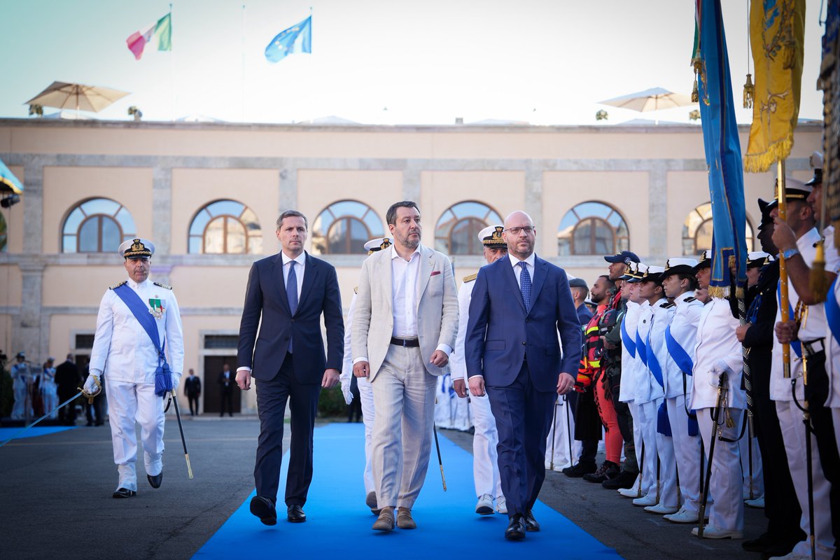 matteosalvinimi's tweet image. Questa sera nella splendida cornice di Forte Michelangelo, a Civitavecchia, per le celebrazioni in occasione dei 160 anni dall’istituzione del Corpo delle Capitanerie di Porto - Guardia Costiera.
Profonda gratitudine alle donne e agli uomini in divisa che ogni giorno difendono i…