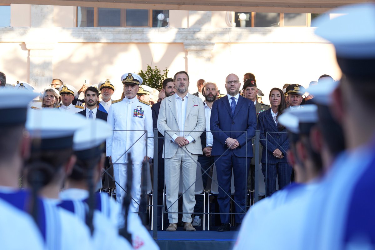matteosalvinimi's tweet image. Questa sera nella splendida cornice di Forte Michelangelo, a Civitavecchia, per le celebrazioni in occasione dei 160 anni dall’istituzione del Corpo delle Capitanerie di Porto - Guardia Costiera.
Profonda gratitudine alle donne e agli uomini in divisa che ogni giorno difendono i…