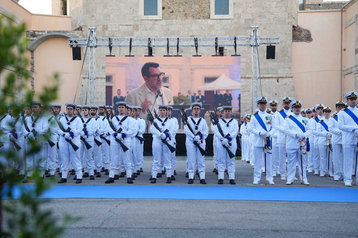 matteosalvinimi's tweet image. Questa sera nella splendida cornice di Forte Michelangelo, a Civitavecchia, per le celebrazioni in occasione dei 160 anni dall’istituzione del Corpo delle Capitanerie di Porto - Guardia Costiera.
Profonda gratitudine alle donne e agli uomini in divisa che ogni giorno difendono i…